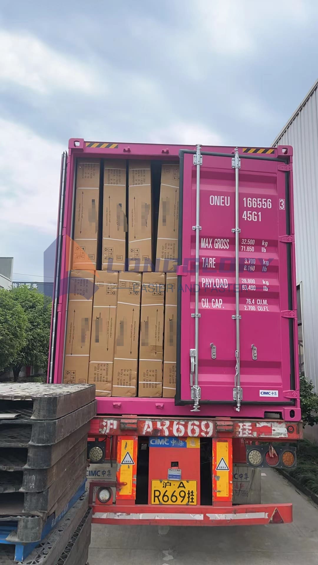 Tải thiết bị thể dục vào container