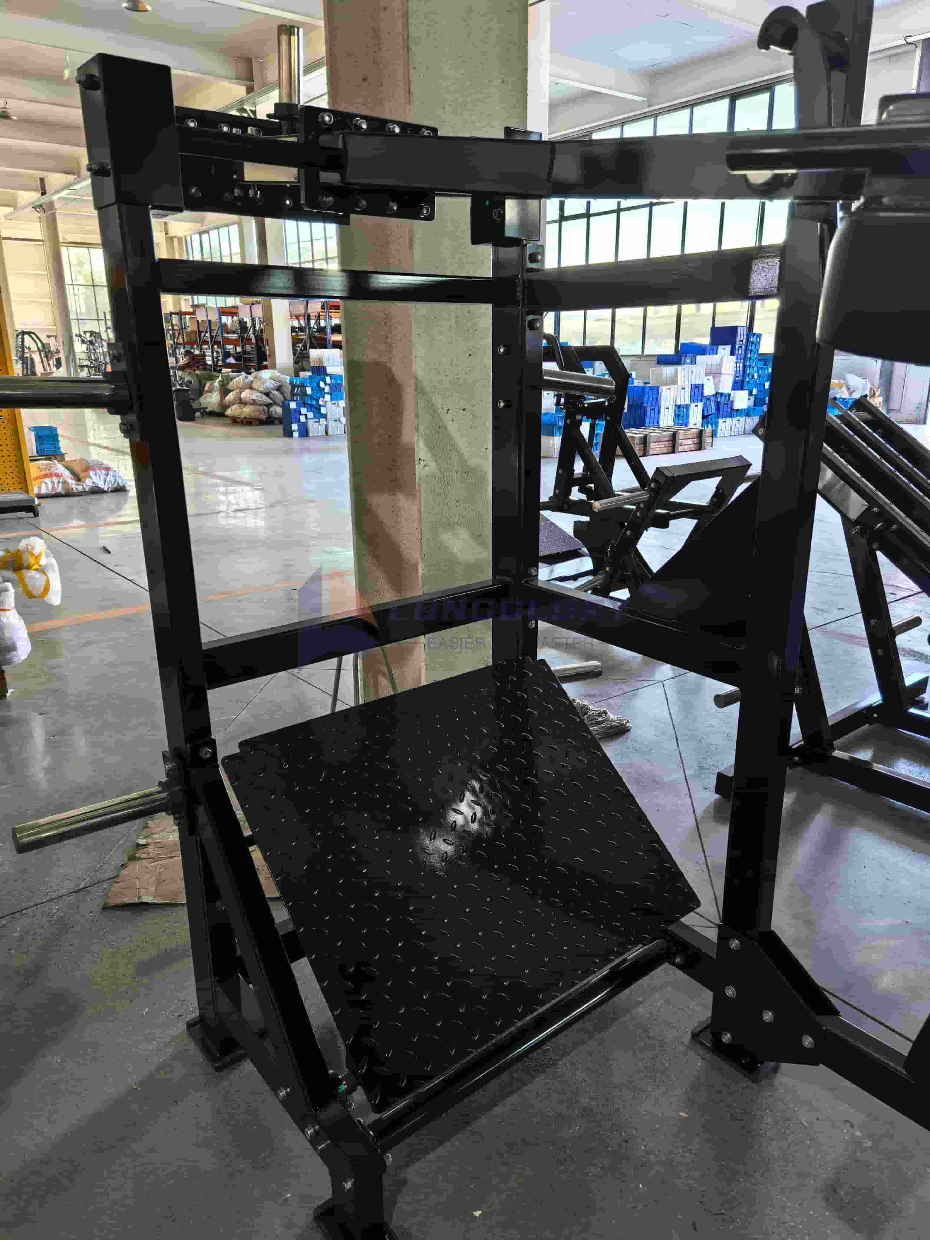 Plate Loaded Pendulum Squat Machine